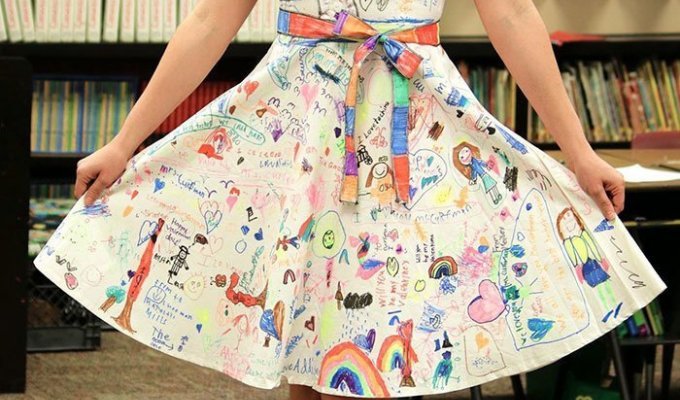 Второклассники разрисовали платье учительницы, и превратили его в шедевр (10 фото)