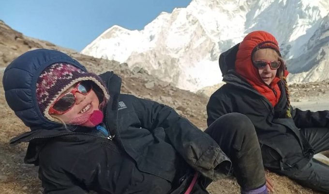A 4-year-old girl set a world record by climbing Everest with her father and 7-year-old brother (4 photos)
