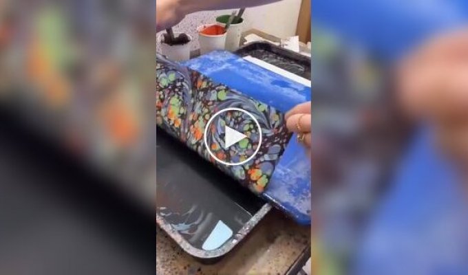 Девушка показала процесс реставрации старинной книги