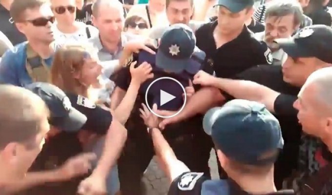 Новая полиция наступает на лицо активиста Правого Сектора