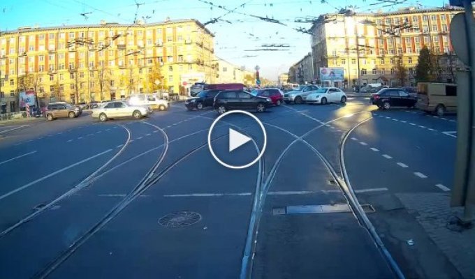 В Петербурге сошлись лоб в лоб трамвай и троллейбус