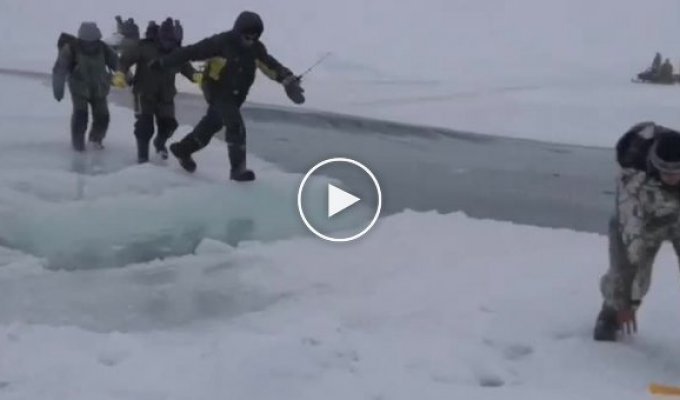 Активная рыбалка. На Сахалине более 40 рыбакам пришлось убегать с отколовшейся льдины