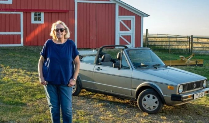 A VW Golf convertible was delivered to its owner 37 years after purchase (2 photos + 1 video)