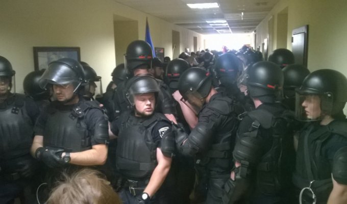 Как депутаты Киевсовета почувствовали себя "рембо" перед полицейскими-"космонавтами"