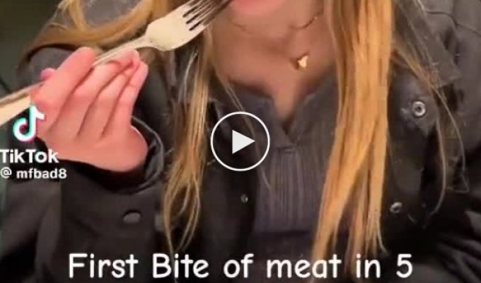Вегетарианка впервые за пять лет пробует мясо