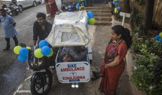 В Индии мотонеотложки помогают спасать жизни в условиях интенсивного движения (3 фото)
