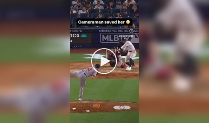 Оператор - настоящий фанат бейсбола, поскольку он спасает женщину от попадания бейсбольного мяча в лицо