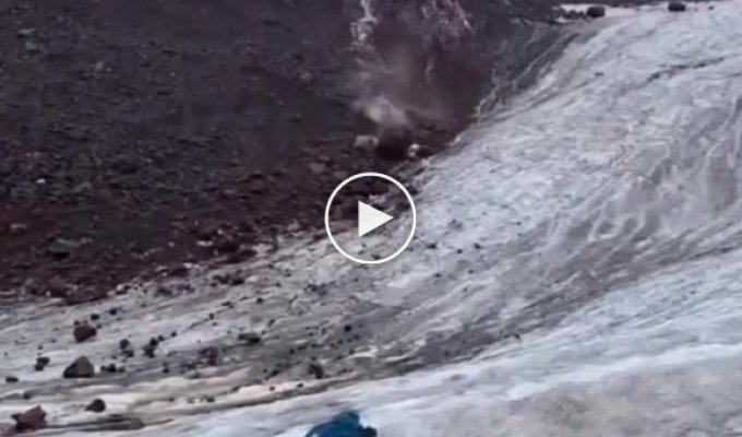 На Эльбрусе огромный валун чуть не задавил российских альпинистов