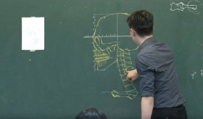 Китайский учитель на уроке анатомии (7 фото)