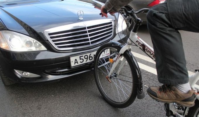 Смелый велосипедист против правительственного Мерседеса (13 фото)