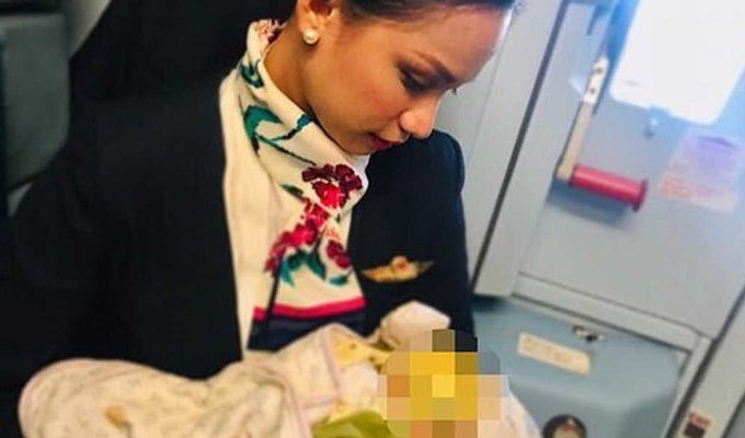 Как стюардесса покормила грудью чужого голодного младенца (3 фото)
