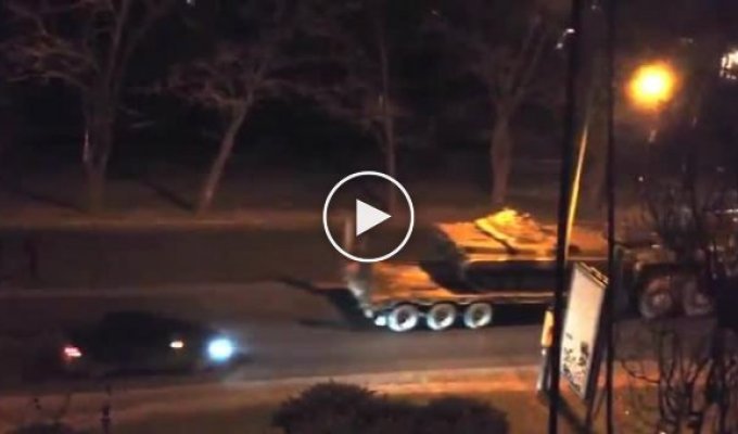 Майдан. Украинская колона с БМП-2 на тягачах в Николаеве едут в Крым