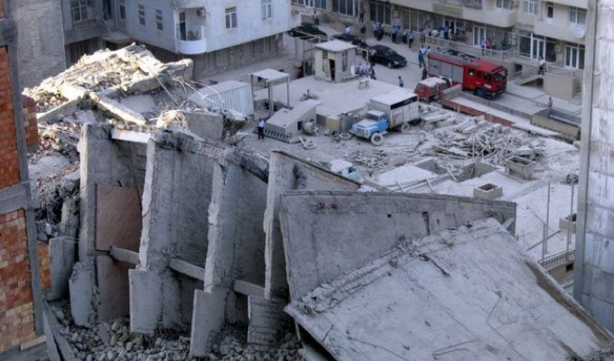 В Азербайджане обрушился дом (19 фото + 3 ролика)