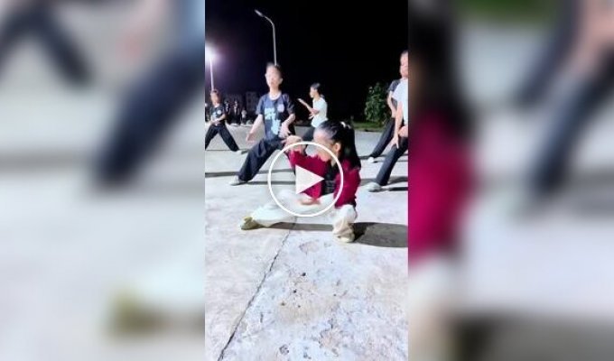 Найсуворіший майстер: п'ятирічна дівчинка тренує учнів у Китаї