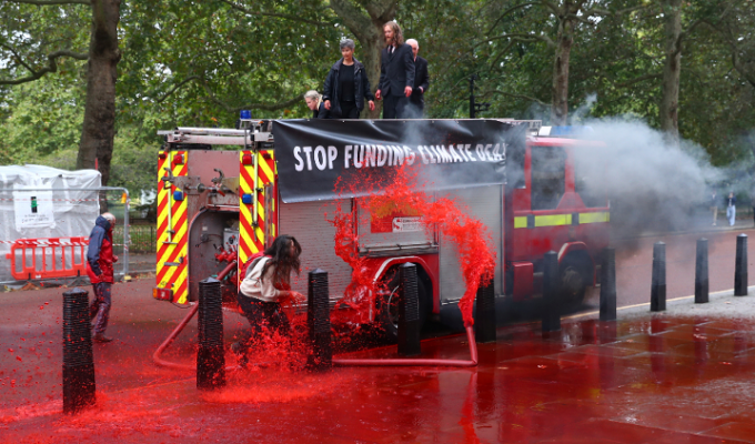 Экоактивисты хотели облить кровью здание казначейства в Лондоне. Но все пошло не по плану (6 фото + видео)