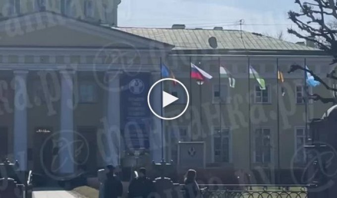 В центре Санкт-Петербурга поднят украинский флаг
