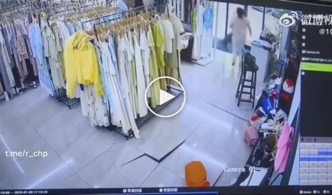 Прорыв подземной трубы превратил магазин одежды в канализационное болото