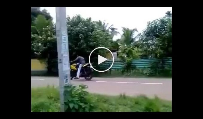 Мотоциклист учится вставать на дыбы