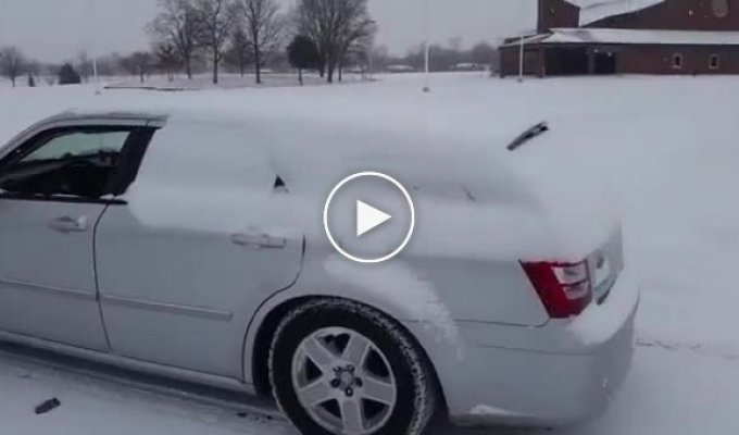 Альтернативный способ очистить машину от снега