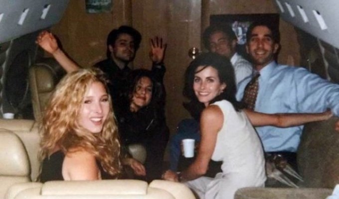 Кортни Кокс опубликовала фото с актерами сериала "Друзья" до того, как они стали знаменитыми