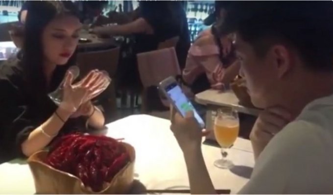 Работа мечты: красивые девушки красиво чистят раков, чтобы клиенты ресторана не пачкали руки (4 фото + 1 видео)