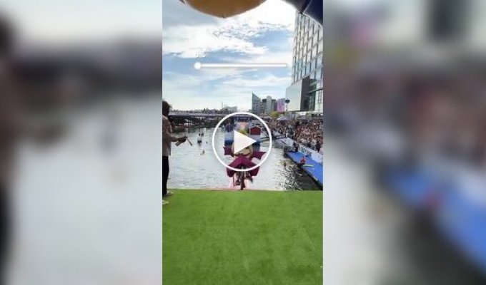 Red Bull устроил костюмированный заезд с препятствиями на велосипедах