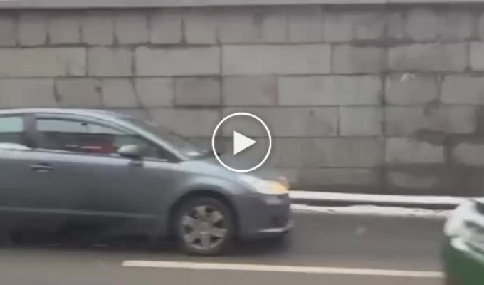 В Москве заметили водителя, решившегося покататься на кабриолете в мороз