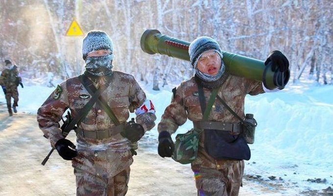 Марш-бросок китайских солдат при температуре -35 градусов (5 фото)