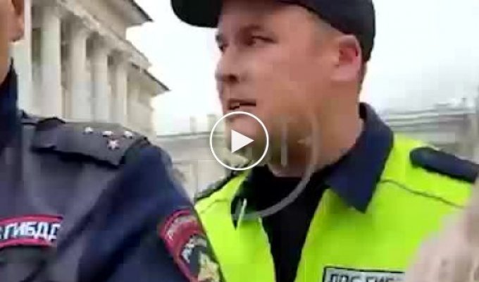 В Петербурге женщина покусала полицейского, когда тот применил к ней удушающий прем