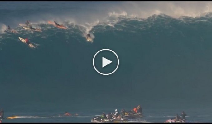 Серфер сорвался с гигантской 12-ти метровой волны на Гавайях 
