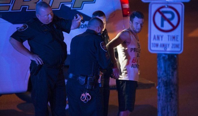 Жестокость полиции: офицер показал болевой прием студенту в наручниках (7 фото)