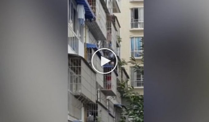 Старик спас малыша, который вывалился с третьего этажа