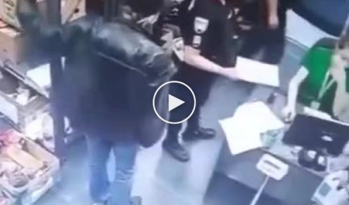 Агрессивная кассирша забрала дубинку у полицейского и накинулась на мужчину