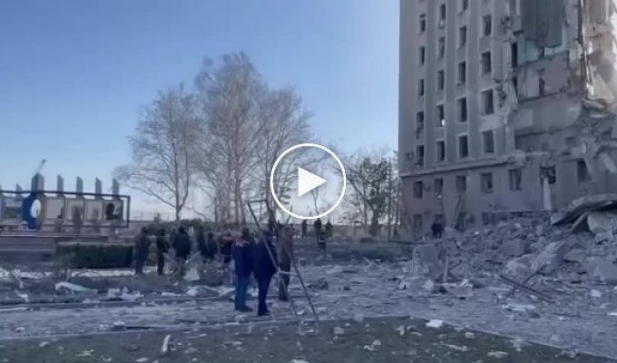 Видео с разрушенным зданием Николаевской обладминистрации, по которому нанесли ракетный удар оккупанты