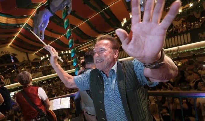 Arnold Schwarzenegger enjoys life at Oktoberfest (4 photos)