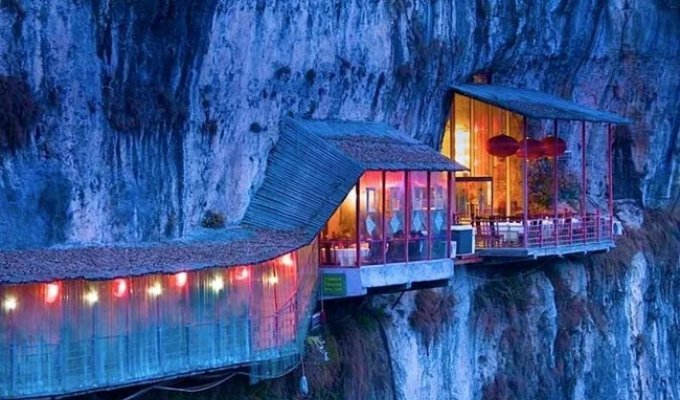 Amazing hanging restaurant in China (13 photos)