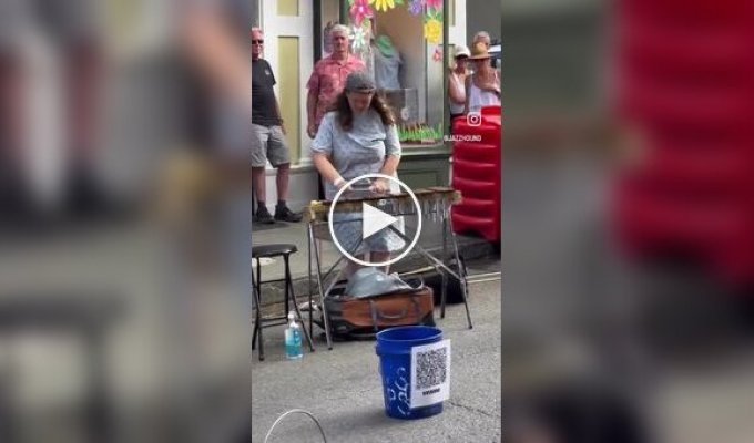 Уличное соло в четыре палочки
