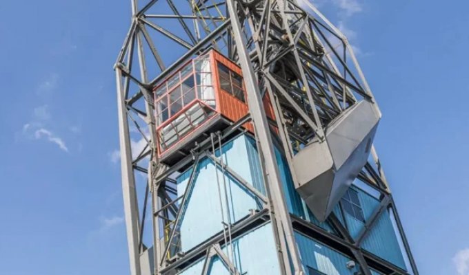 A port crane in Amsterdam has been converted into a luxury hotel (3 photos + 1 video)