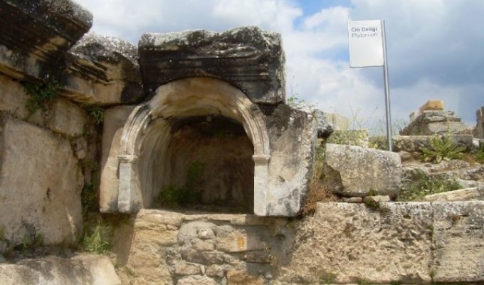 Древние "врата в ад" в Турции (3 фото)
