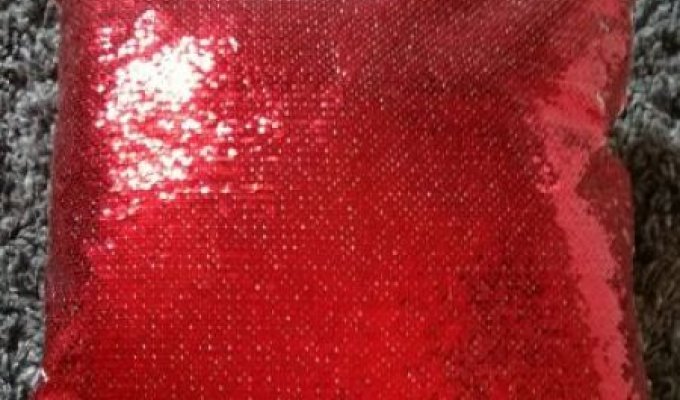 С подушкой с красными блестками и лицом Николаса Кейджа начала твориться какая-то чертовщина (5 фото)