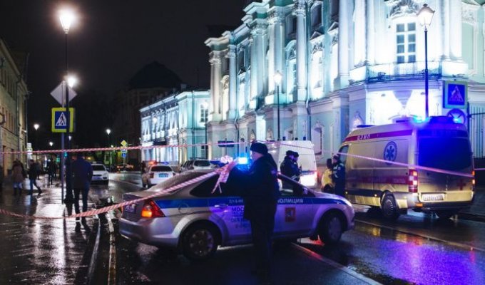 В центре Москвы на автобусной остановке прогремел взрыв, есть пострадавшие (14 фото + видео)