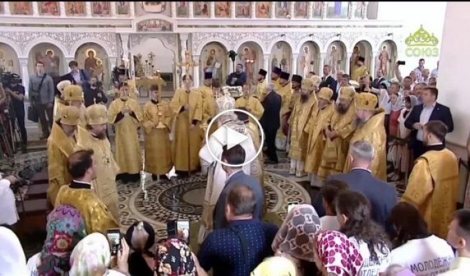 Патриарх Кирилл Гундяев упал во время литургии в Новороссийском храме
