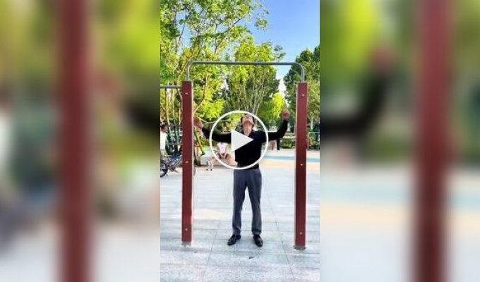 Парень исполнил «лунную походку» на турнике