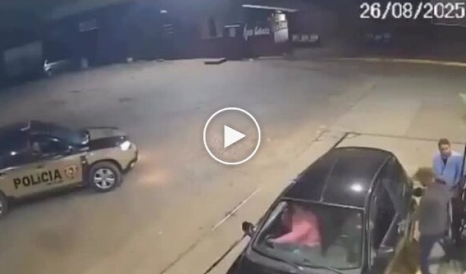 Три секунды до спасения: девушка сбежала от похитителя к полицейским