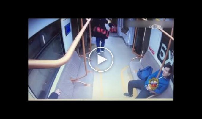 В московском метро предприимчивый мигрант умыкнул рюкзак с миллионом рублей