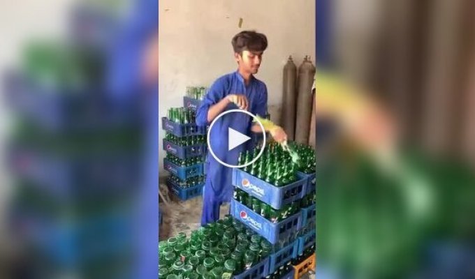 Подпольное производство газированных напитков в Пакистане