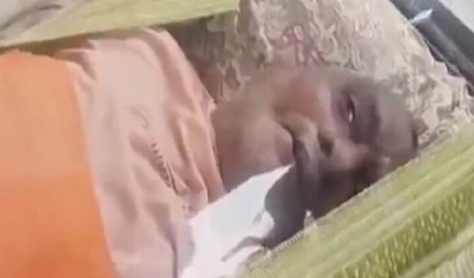 74-летний индиец ожил в гробу (4 фото)