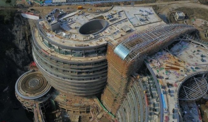 В Китае архитекторы решили построить многоэтажный отель в отработанном 80-метровом карьере (4 фото)