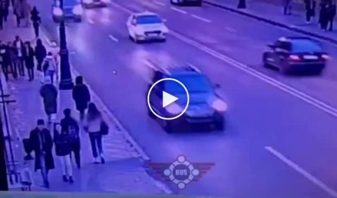 У Петербурзі мотоцикліст після ДТП вилетів на тротуар та збив пішоходів