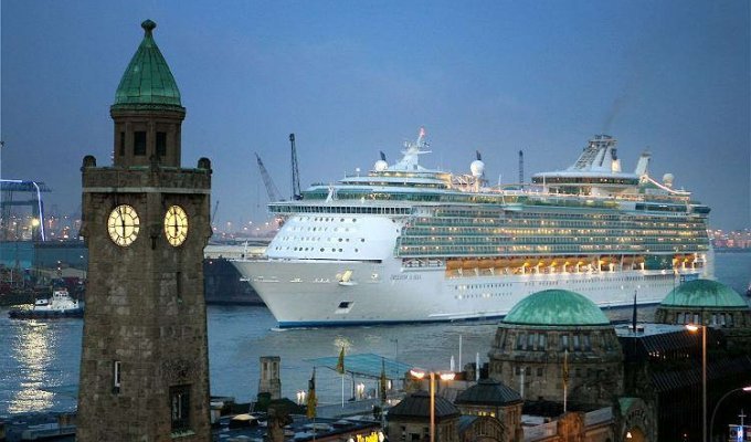 The largest cruise ship in the world Freedom of the Seas (38 photos)